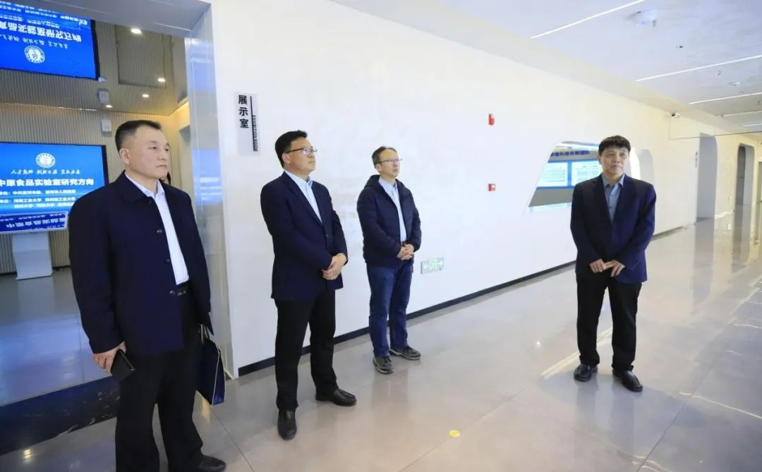 花花牛乳業(yè)集團黨委書記、董事長唐洪峰一行赴中原食品實驗室同中國工程院院士、中原食品實驗室主任任發(fā)政座談交流