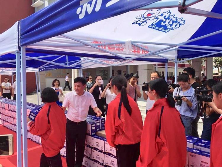 “健康中原，牛奶伴您行——花花牛乳業集團2018中國小康牛奶行動” 公益助學啟動儀式隆重舉行