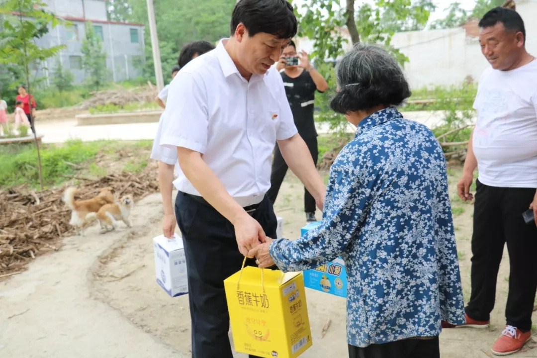 花花牛乳業集團走訪慰問貧困戶 結對幫扶暖人心 花花牛乳業集團走訪慰問貧困戶 結對幫扶暖人心