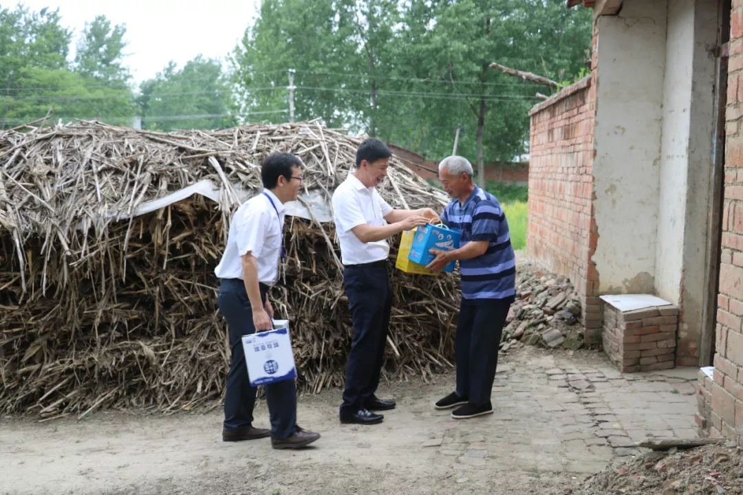 花花牛乳業集團走訪慰問貧困戶 結對幫扶暖人心 花花牛乳業集團走訪慰問貧困戶 結對幫扶暖人心